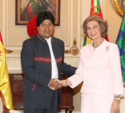 Viaje de Cooperación al Estado Plurinacional de Bolivia. La Reina saluda al presidente boliviano tras el encuentro